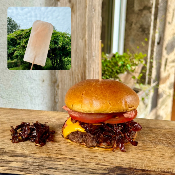 Smashed Burger mit karamellisierten Zwiebeln und Tomaten