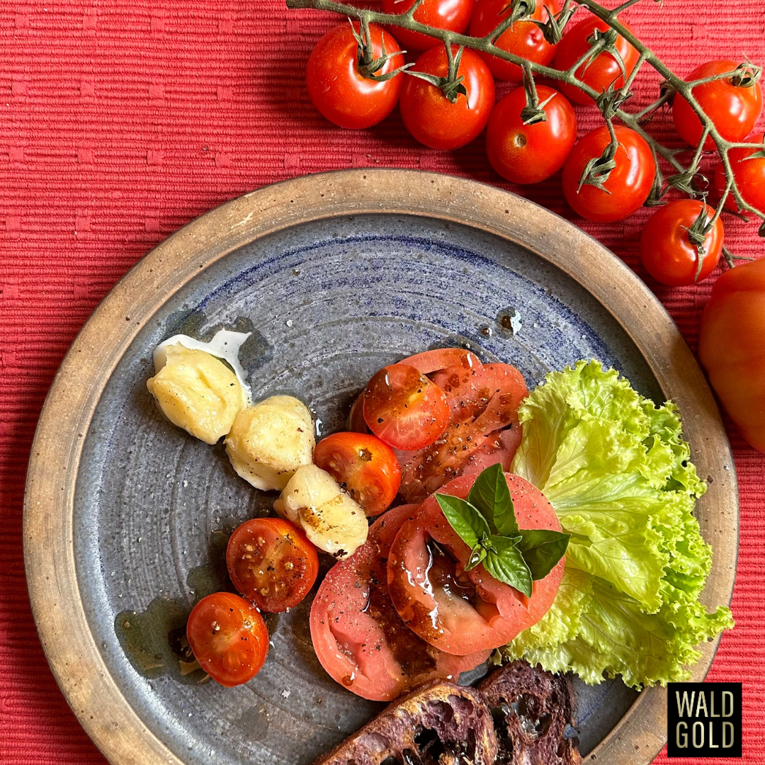 Tomatensalat mit knusprigen Mozzarella-Bucheckernkugeln und Brot-Chip