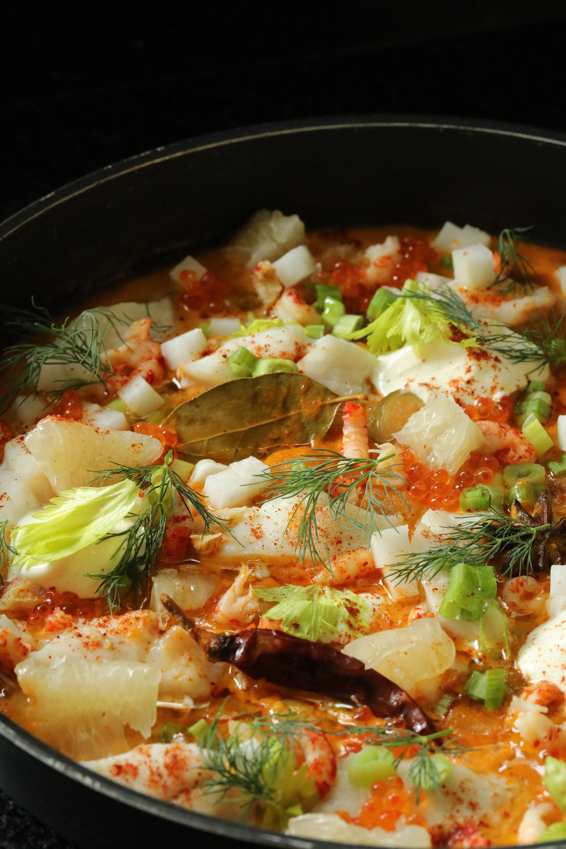 Krustentier-Wermutragout mit Flusskrebsen, Rotbarschfilet, herbstliches Wurzelgemüse, Dill und Pomelo