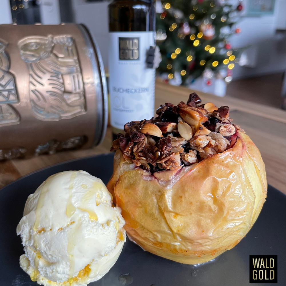 Weihnachtsmenü | Dessert: Bratapfel mit Blaubeer-Bucheckern-Topping, Vanilleeis und Bucheckernöl