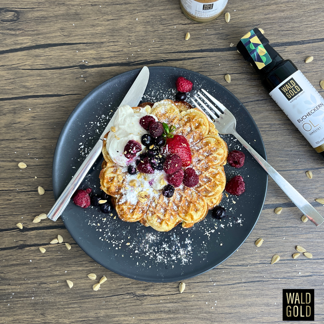 Bucheckern-Waffeln mit Honig-Nuss Quark – WALDGOLD Bucheckern-Waffeln mit Honig-Nuss Quark – WALDGOLD