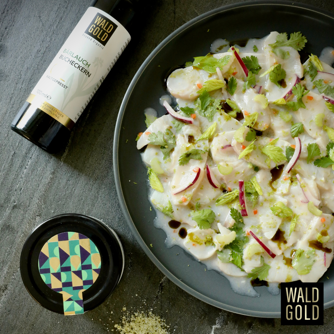 Ceviche Classico mit dry-aged Gelbschwanzmakrele, Leche de Tigre und Bärlauch-Bucheckernöl