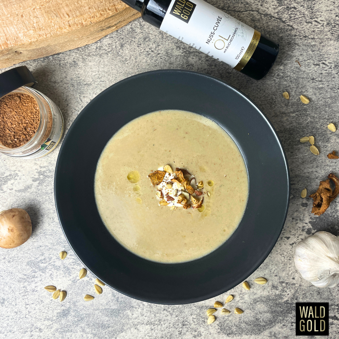 Herbstsuppe mit Pilzen, Maronen und Knoblauch-Bucheckern-Nuss Crunch