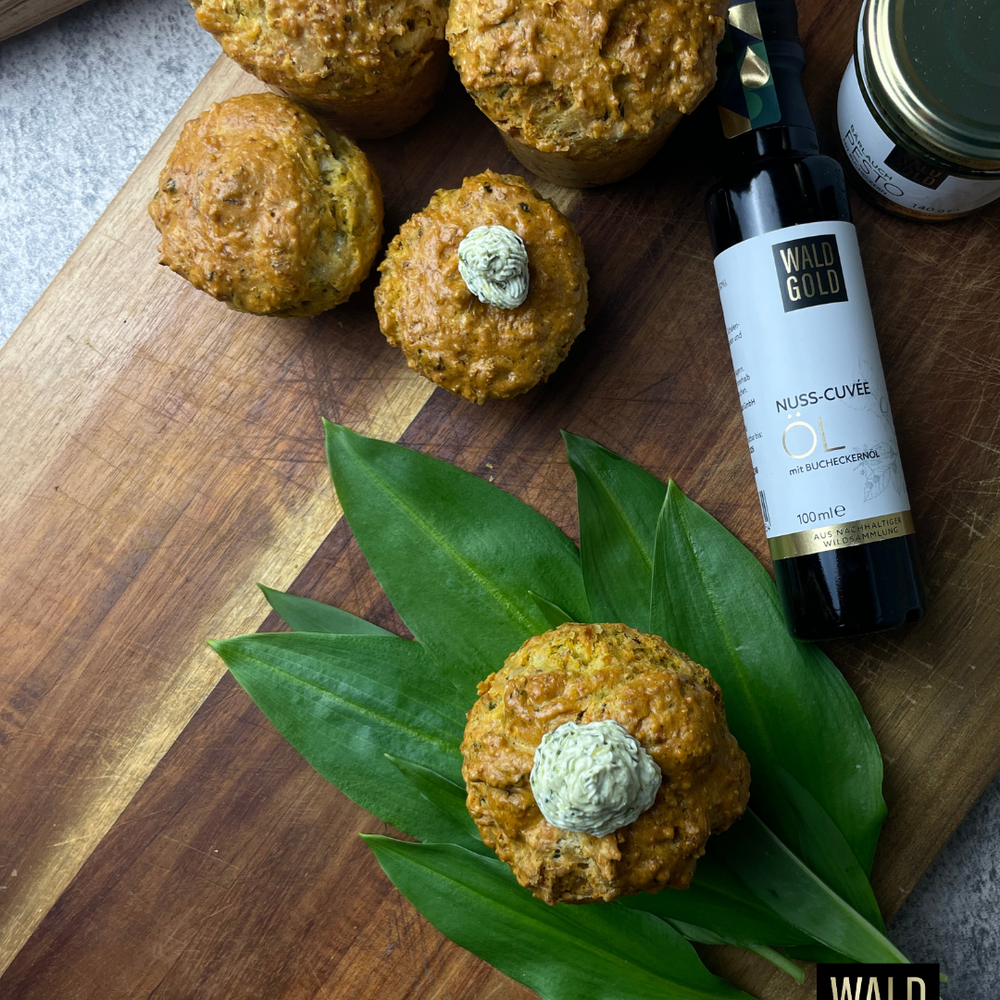 Herzhafte Möhrenmuffins mit Frischkäse-Bärlauchpesto-Topping