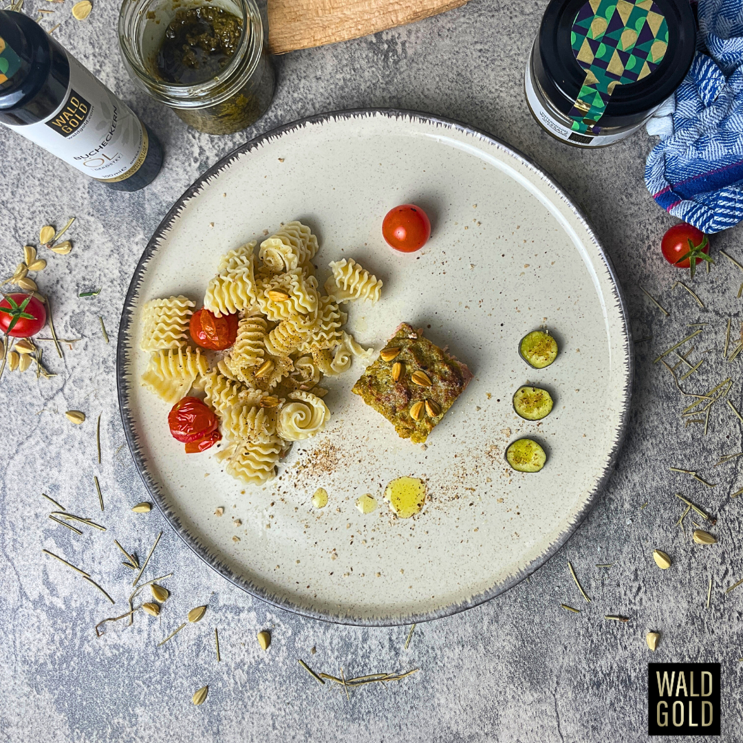 Ofenlachs mit Tannenspitzen Pesto-Kruste & Bucheckern Nudeln