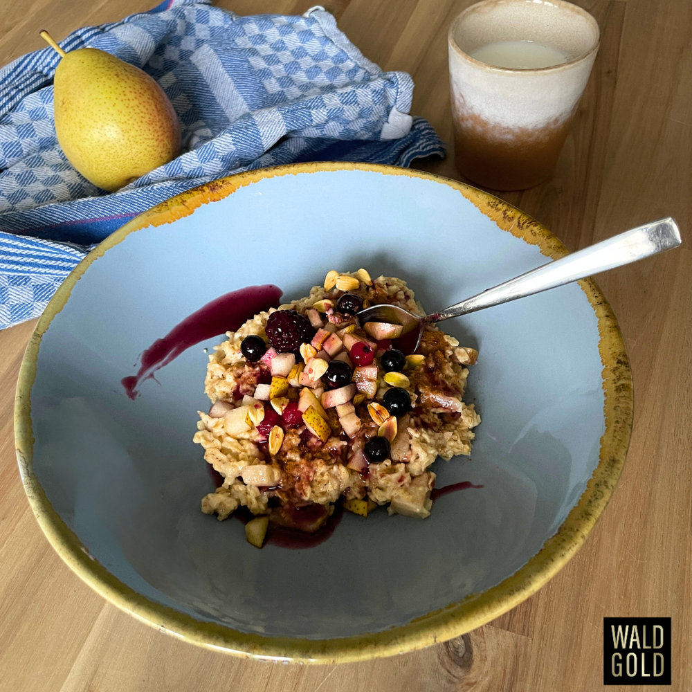 Porridge mit Bucheckern und süßem Topping