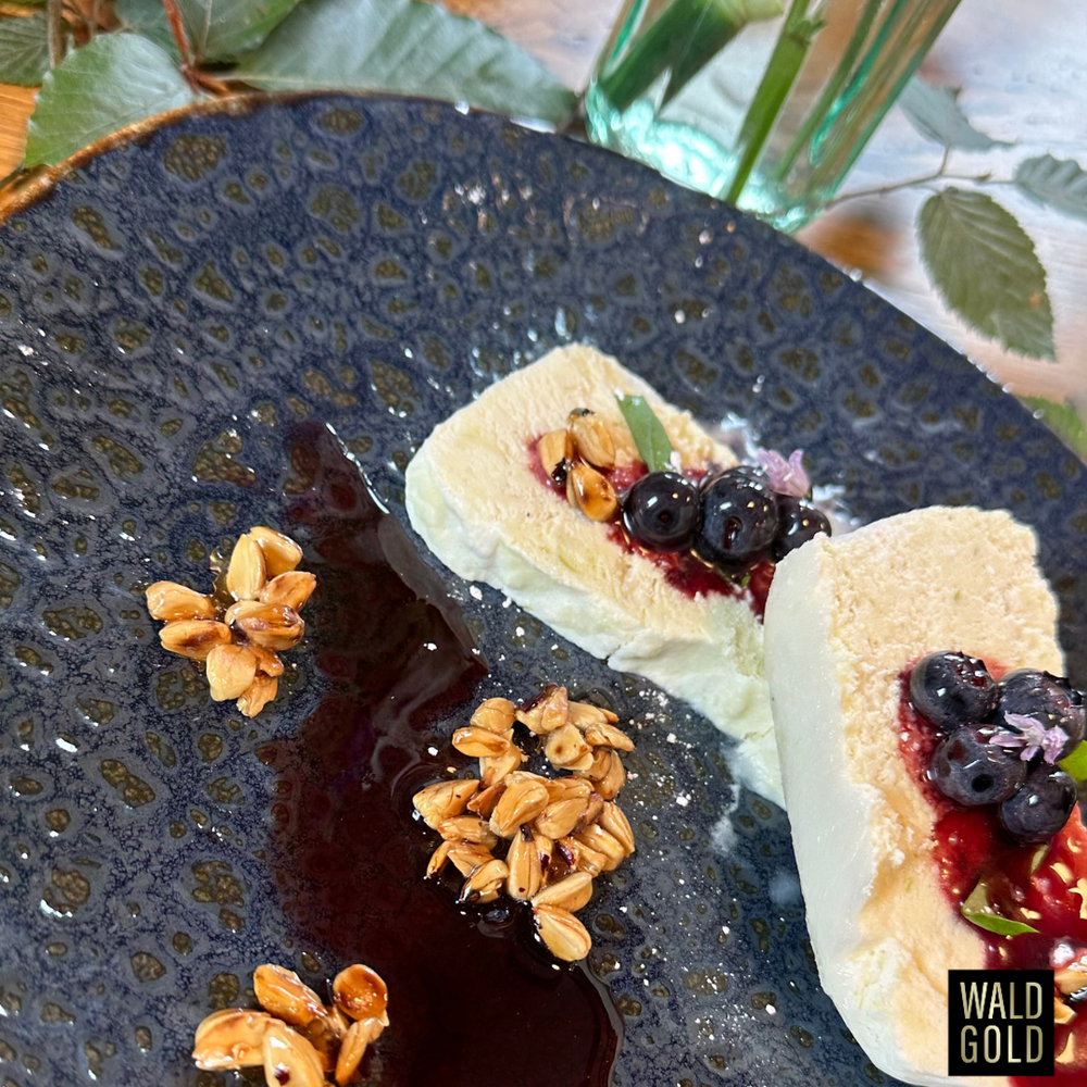 Kiefernnadel-Ricotta-Semifreddo mit Balsamico-Blaubeeren und Bucheckern