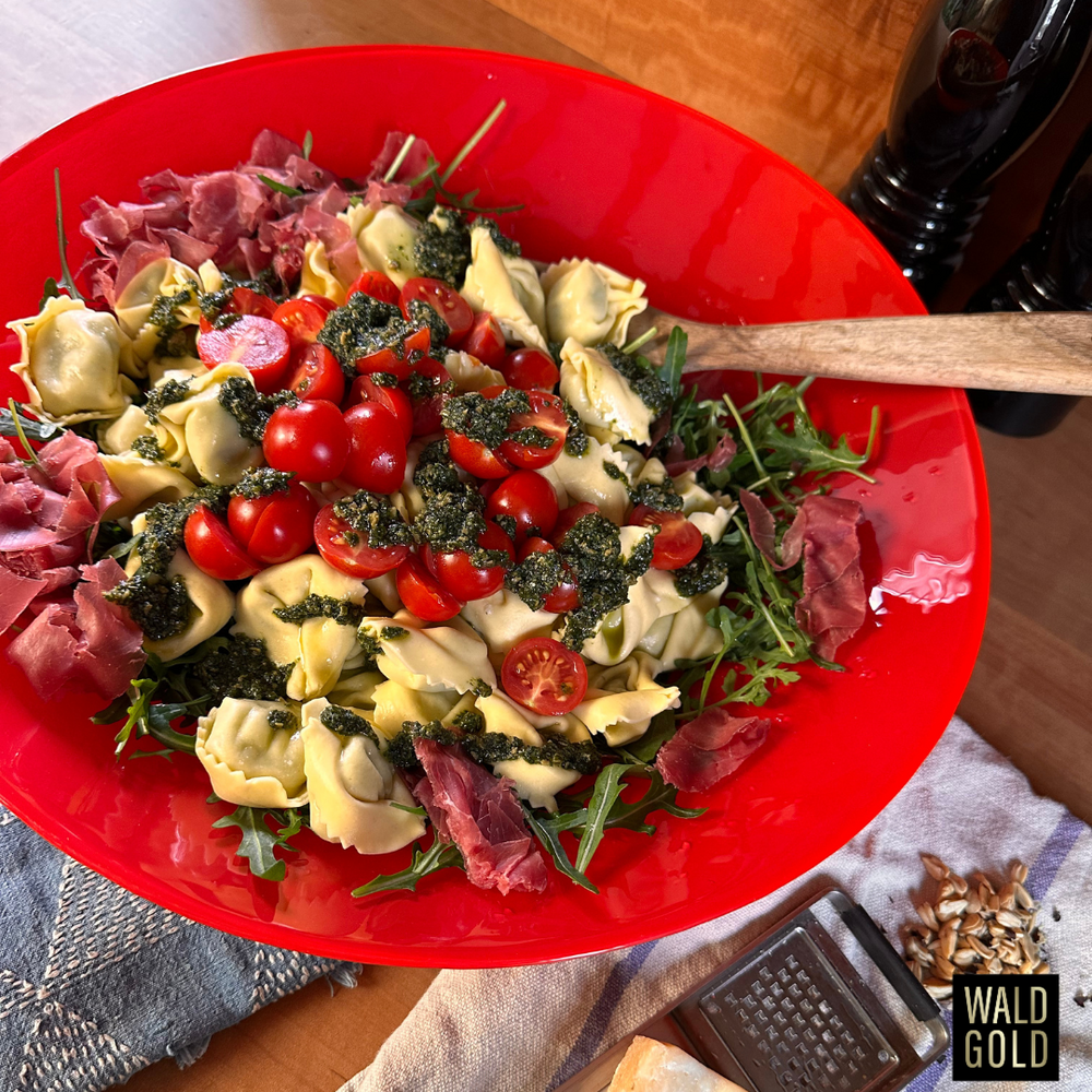 Tortellini Salat mit Bärlauchpesto, Wildschinken und gerösteten Tomaten